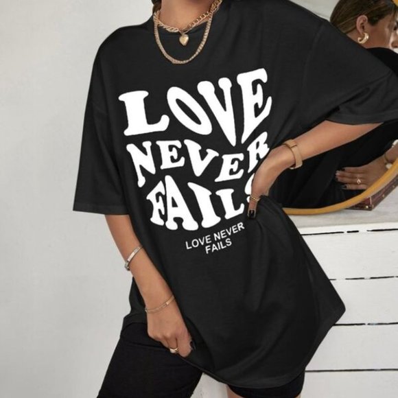 GRAPHIC TEE "love never fails" Black